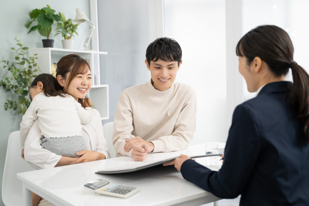 ご家族との打ち合わせの様子。要望をうかがいながら住まいの方向性を整理する