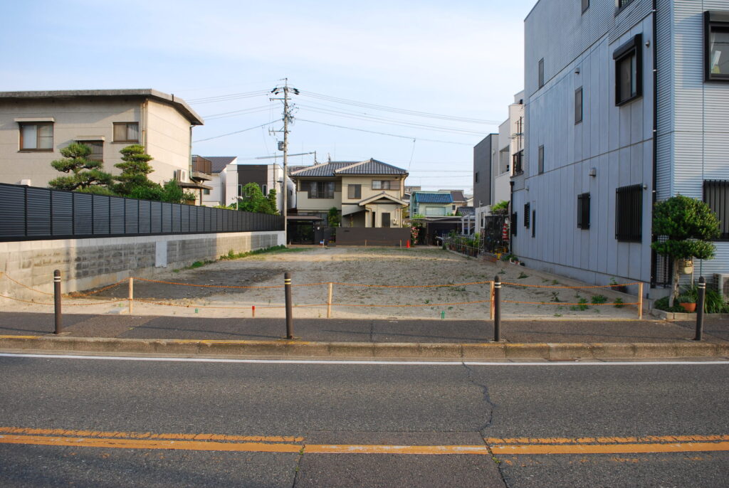 黒でまとめ、木で和らげる住まい（デモ） 施工前
