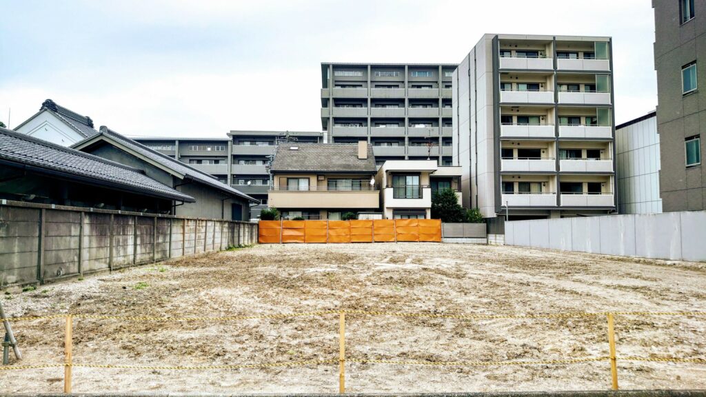白い外壁と木の玄関に、石畳の温もりを添えて（デモ） 施工前