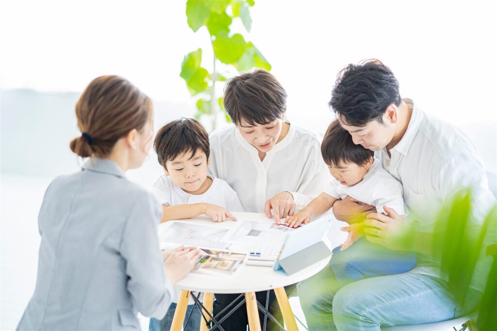 家族で図面を囲んで話し合う様子
