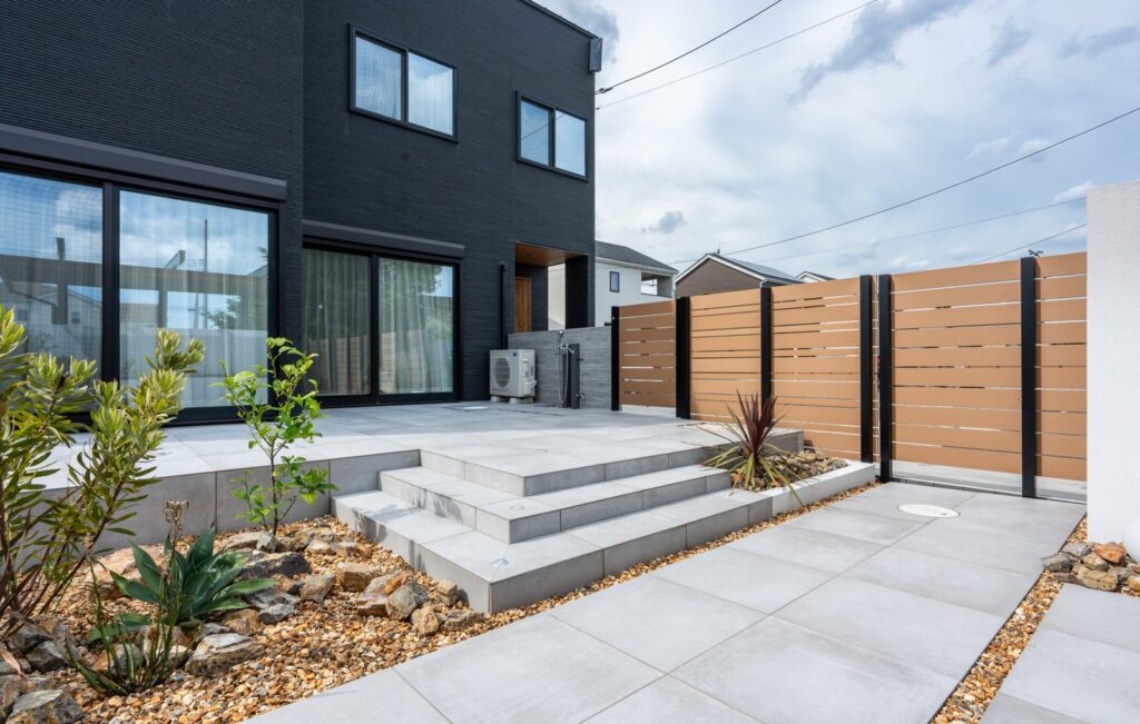 黒でまとめ、木で和らげる住まい(デモ) 施工写真