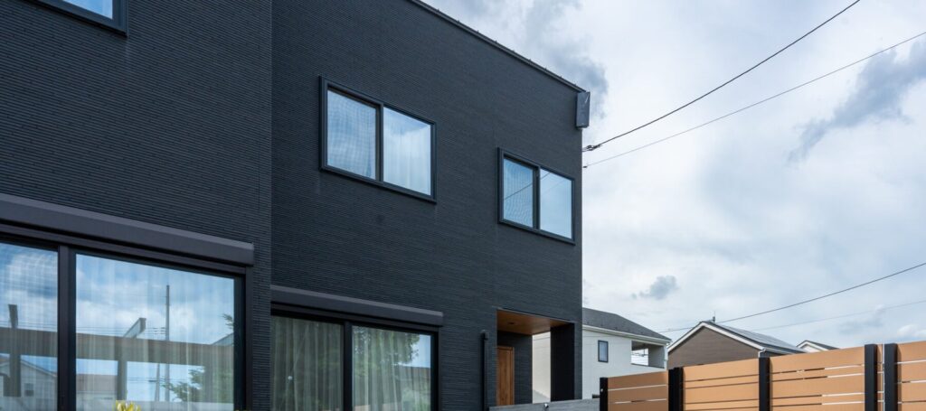 黒でまとめ、木で和らげる住まい(デモ) 施工写真