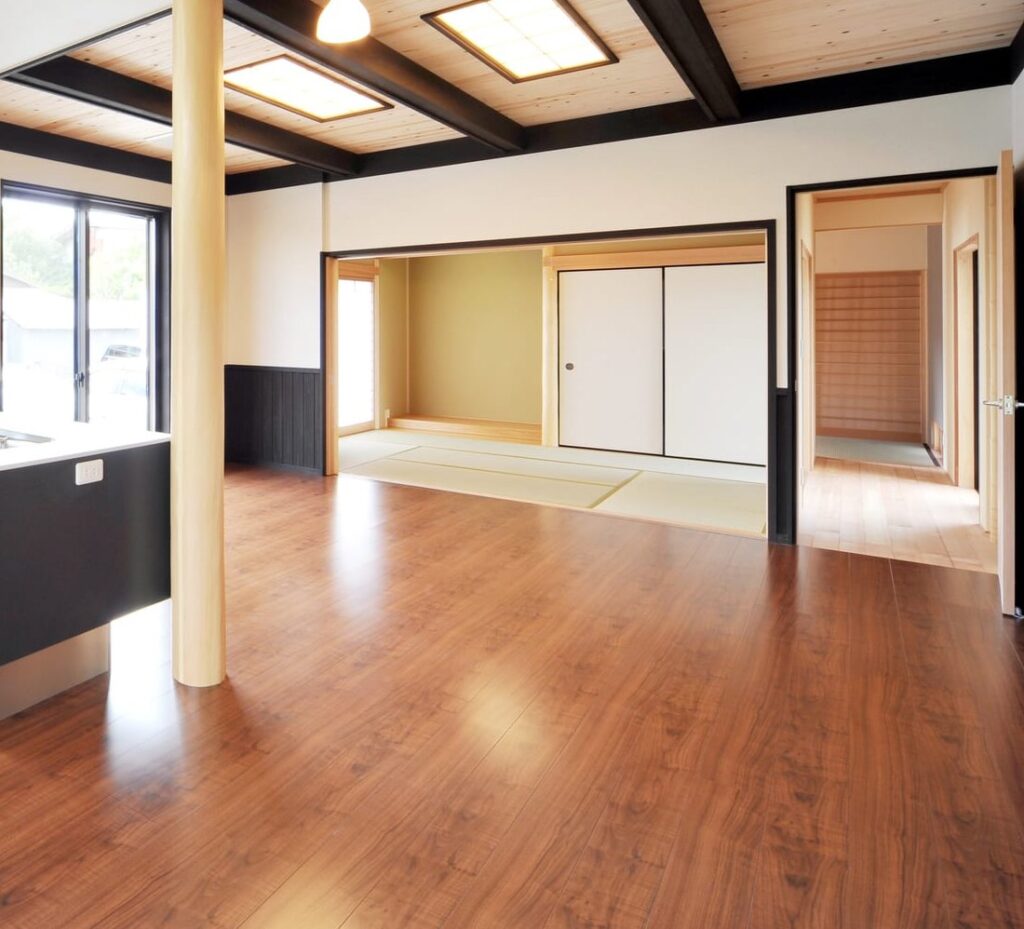 梁を見せて、木の温もりある和モダンLDKへ（デモ） 施工写真