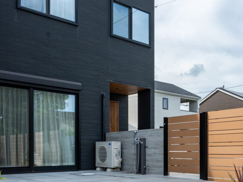 黒でまとめ、木で和らげる住まい（デモ） 施工後